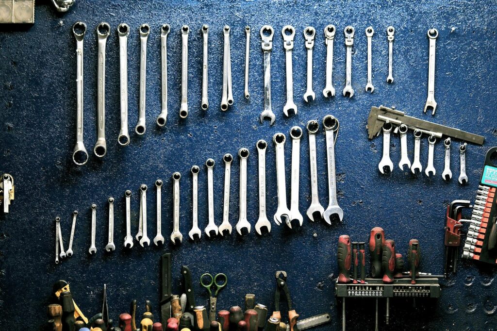 keys workshop mechanic tools 162553 162553 Neatly arranged wrenches and tools on a workshop wall, ideal for mechanics.